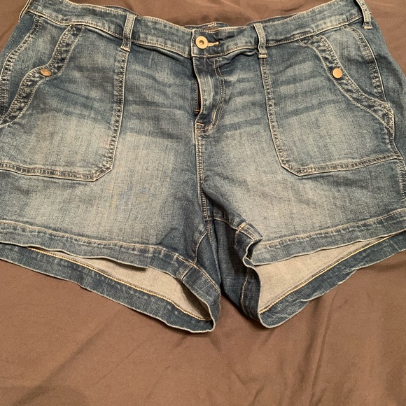 Torrid "Feel the Fit" Blue Denim Shorts Square Snap Pockets 4 1/2" Inseam Sz 22 - Picture 3 of 7